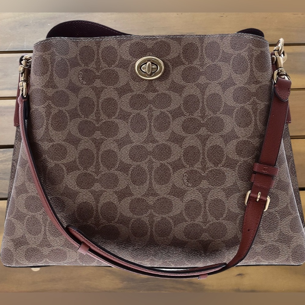 Coach Willow Signature Shoulder Bag
Excellent condition